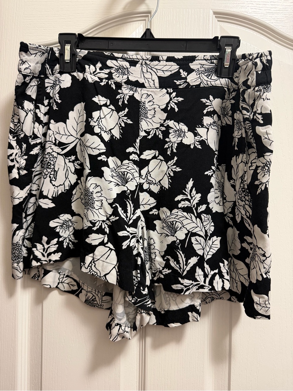 Old Navy Black and White Floral Women's Shorts